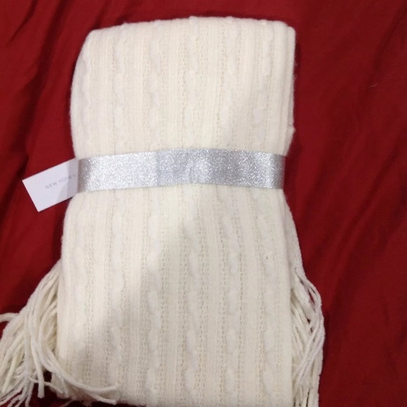 NIP NY and Co white cable fringe scarf gloves set - Picture 2 of 9